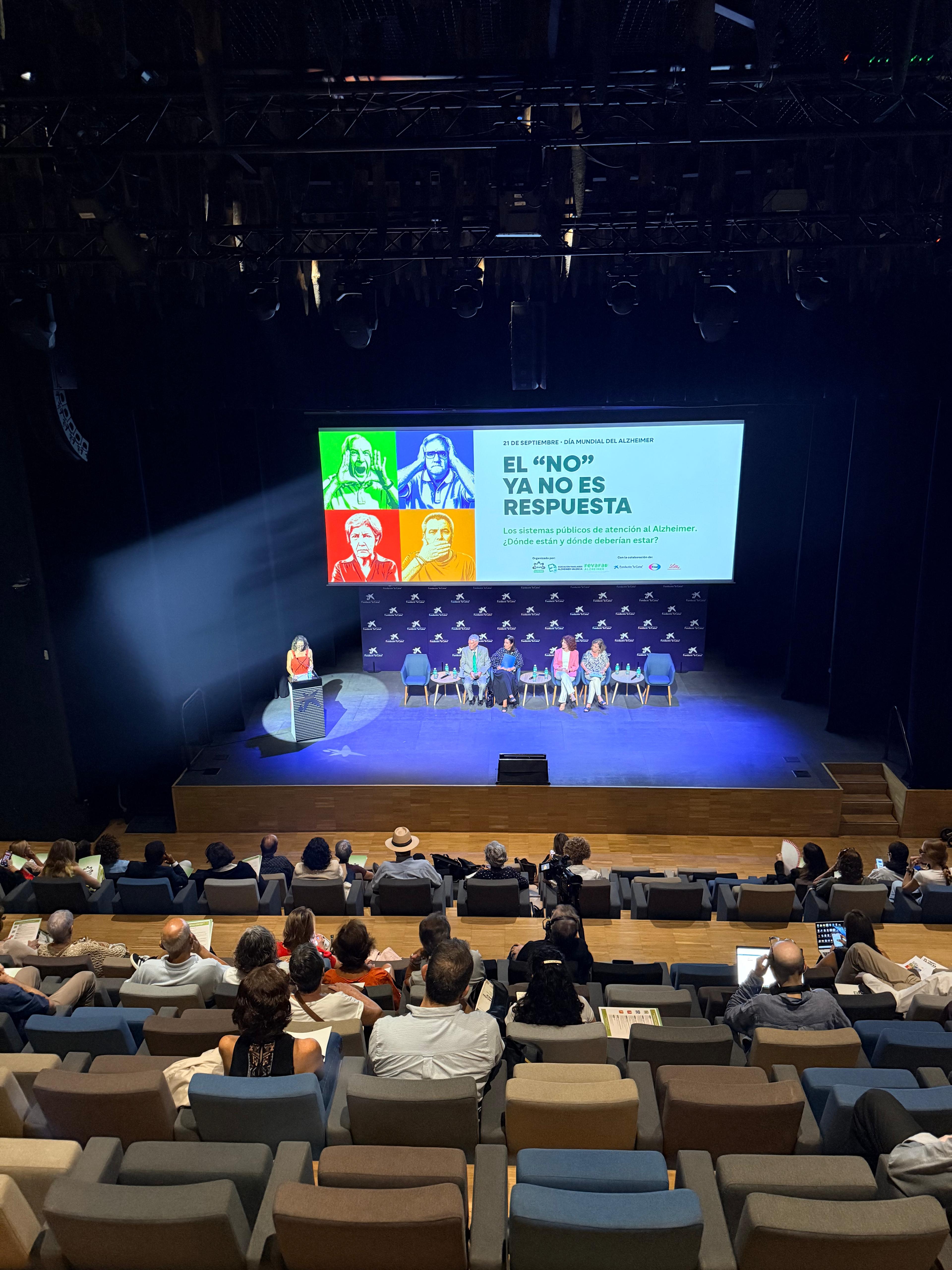 Familiares y pacientes con Alzheimer denuncian en València que el sistema público de atención está "desbordado" Familiares y pacientes con Alzheimer denuncian en València que el sistema público de atención está "desbordado"