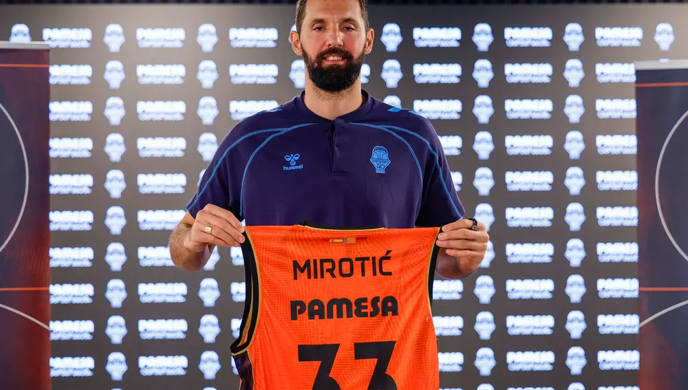 El ala-pívot Nikola Mirotic durante su presentación como nuevo jugador del Valencia Basket, este viernes El ala-pívot Nikola Mirotic durante su presentación como nuevo jugador del Valencia Basket, este viernes