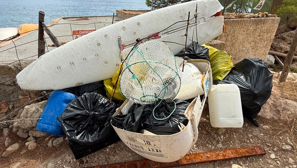 Imagen de lo recogido durante la campaña en ocho kilómetros de Cala Llentrisca