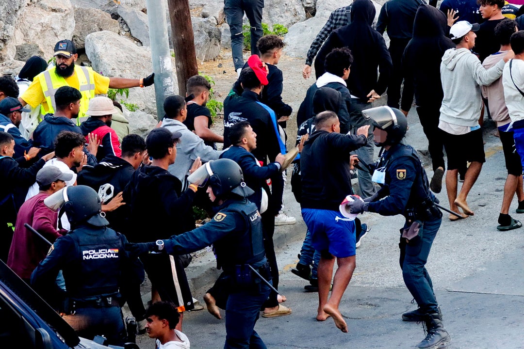 Traslado de migrantes asentados en la playa de Benítez, este viernes. Traslado de migrantes asentados en la playa de Benítez, este viernes.