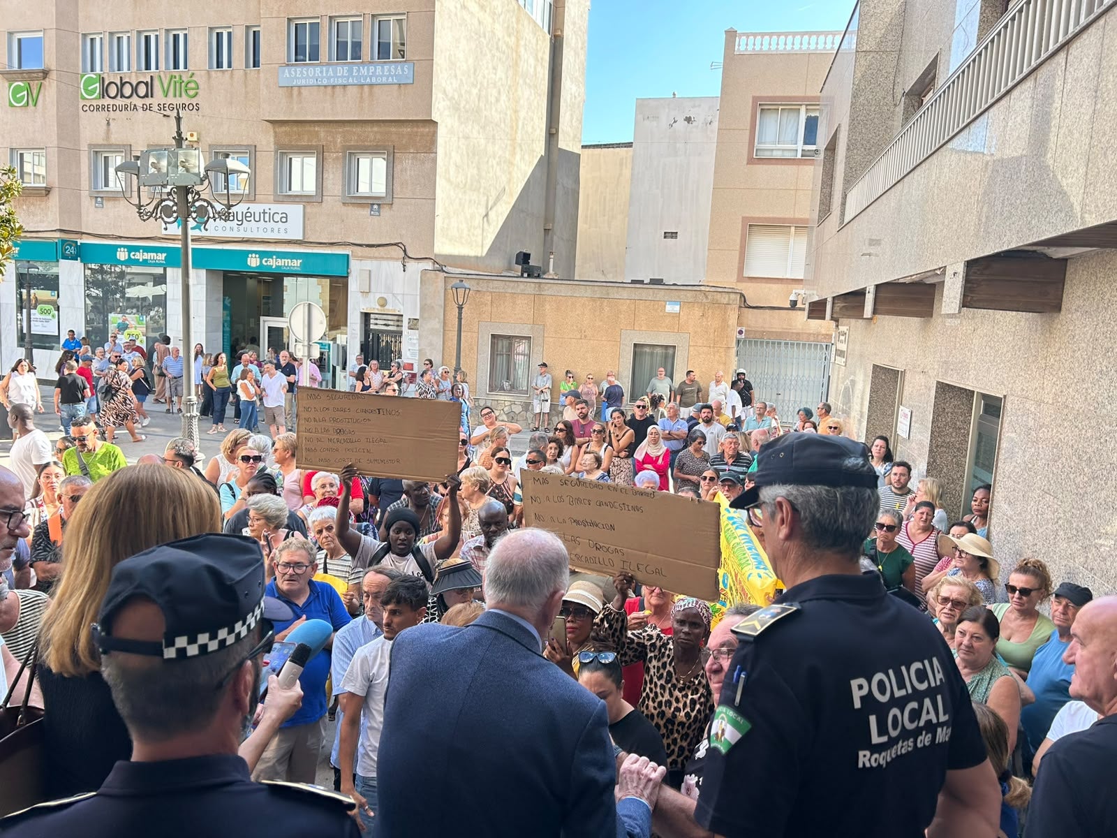 Los vecinos de Las 200 Viviendas de Roquetas exigen medidas urgentes ante la falta de seguridad Los vecinos de Las 200 Viviendas de Roquetas exigen medidas urgentes ante la falta de seguridad