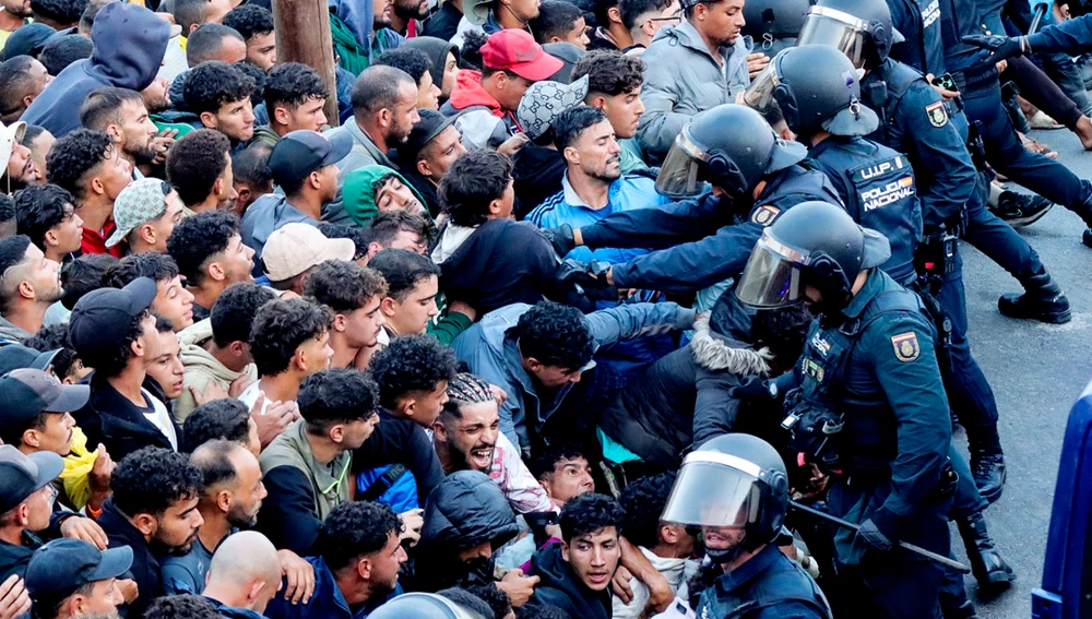 Una multitud de migrantes presiona para entra al Puerto en Ceuta/ EFE/Reduan Una multitud de migrantes presiona para entra al Puerto en Ceuta/ EFE/Reduan