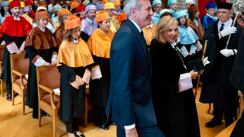 La UZ licitará las obras de Medicina este otoño El presidente del Gobierno aragonés, Jorge Azcón, y la rectora de la Universidad de Zaragoza, Rosa Bolea, en el acto de apertura del curso universitario