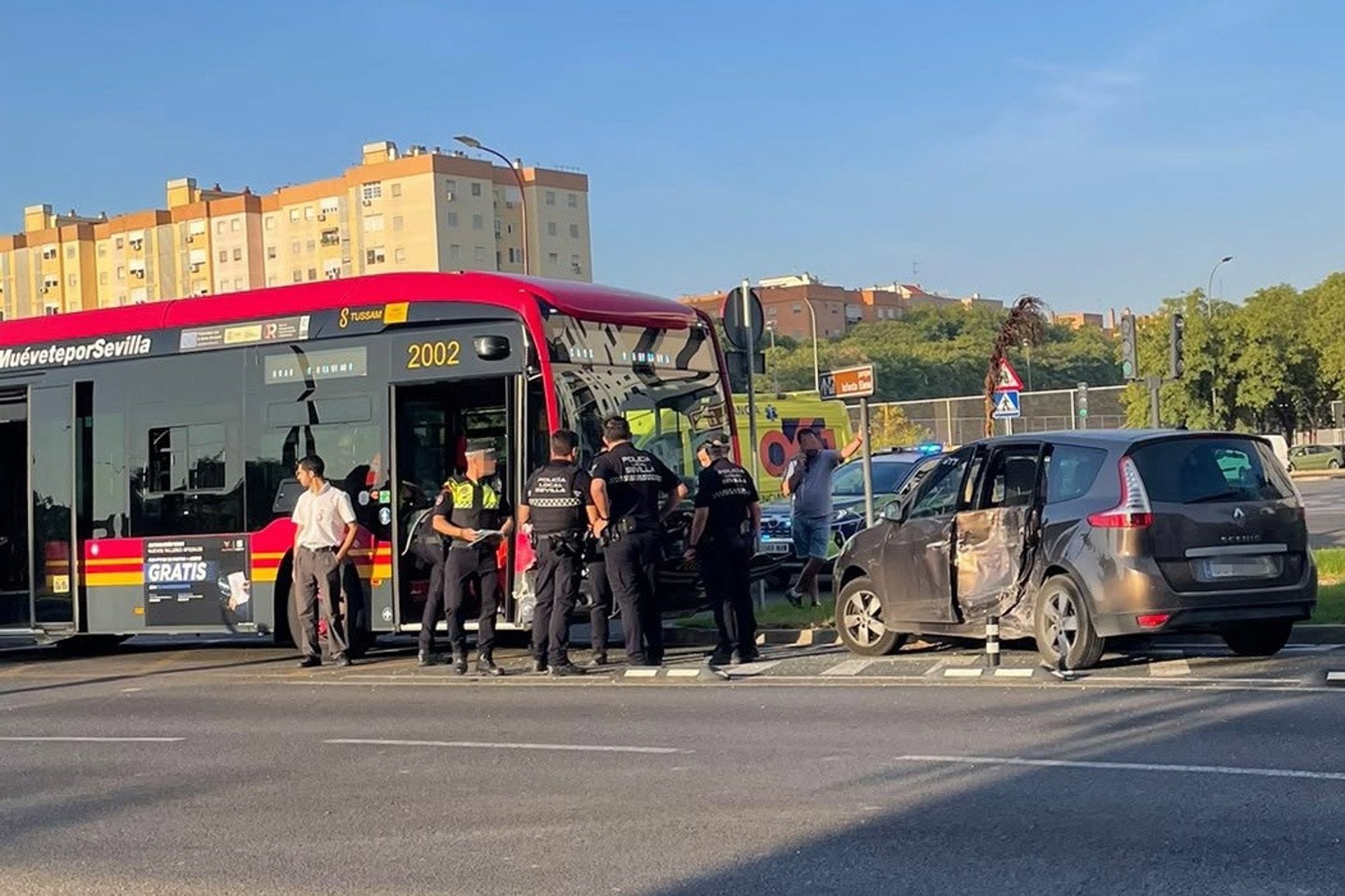 Un herido tras colisionar un tranvibús con un vehículo que invadió el carril reservado en Sevilla Este Un herido tras colisionar un tranvibús con un vehículo que invadió el carril reservado en Sevilla Este