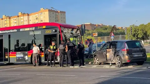 Un herido tras colisionar un tranvibús con un vehículo que invadió el carril reservado en Sevilla Este Un herido tras colisionar un tranvibús con un vehículo que invadió el carril reservado en Sevilla Este