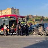 Un herido tras colisionar un tranvibús con un vehículo que invadió el carril reservado en Sevilla Este
