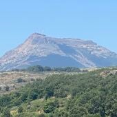 Vista de la Peña de Francia desde San Martín del Castañar