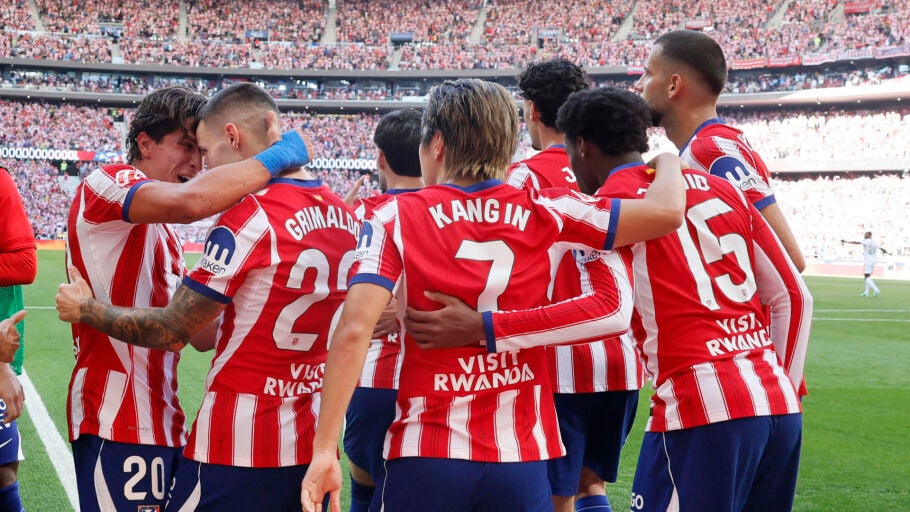 Los jugadores del Atleti celebran el gol de Grimaldo