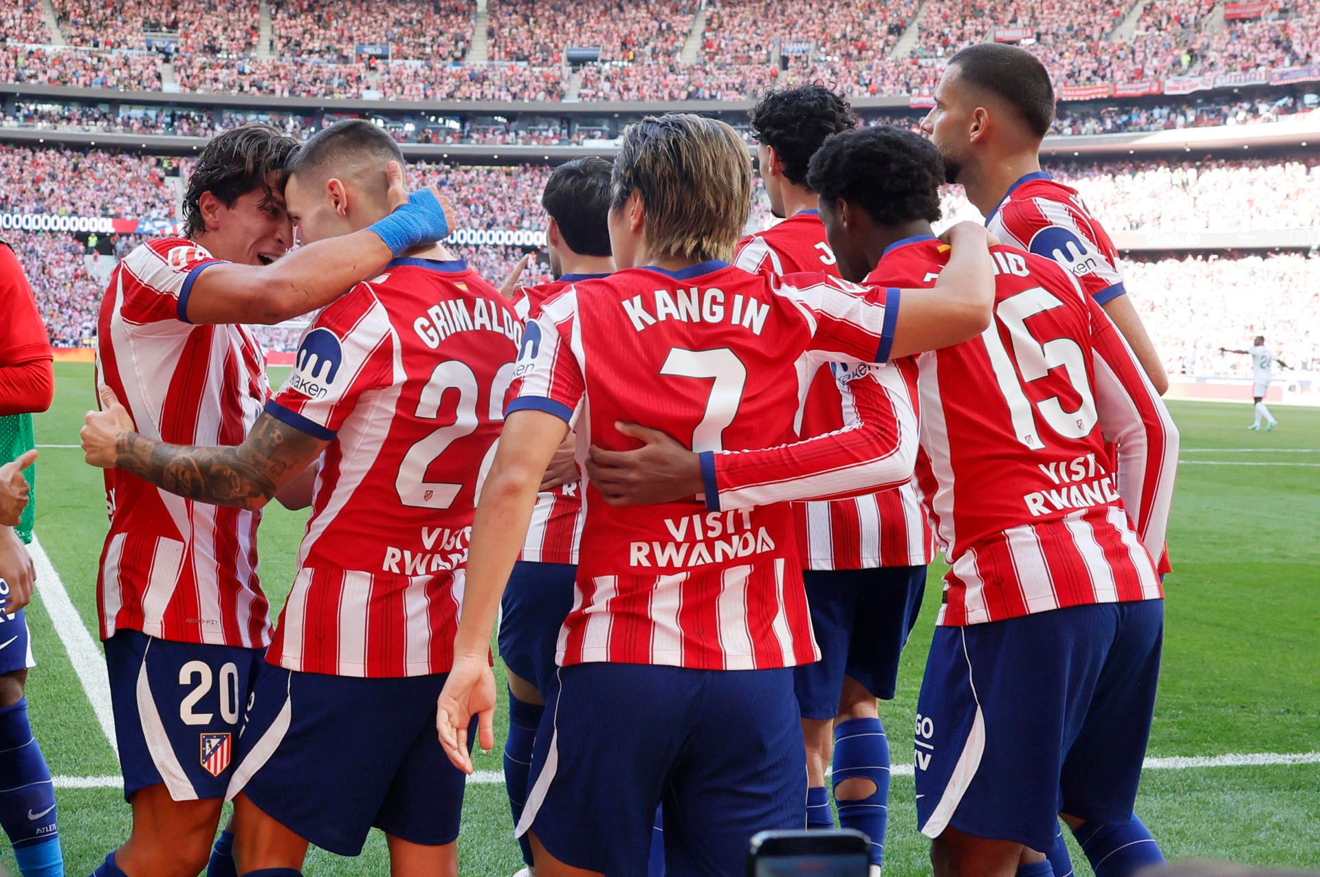 Los jugadores del Atleti celebran el gol de Grimaldo Los jugadores del Atleti celebran el gol de Grimaldo
