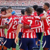 Los jugadores del Atleti celebran el gol de Grimaldo