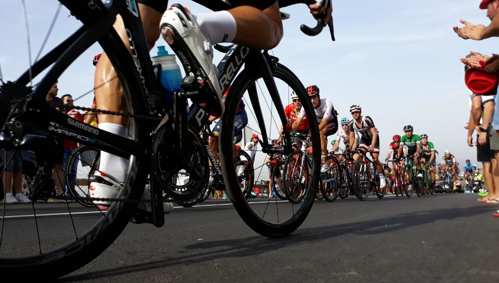 Un ciclista desciende La Covatilla mientras otros la suben en la Vuelta a España de 2018 Un ciclista desciende La Covatilla mientras otros la suben en la Vuelta a España de 2018