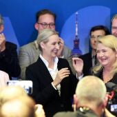 Miembros del partido AfD celebran la victoria