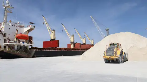 El puerto de Castellón refuerza su alianza con la cerámica: el tráfico de materias primas crece un 15% en 2026 El puerto de Castellón refuerza su alianza con la cerámica: el tráfico de materias primas crece un 15% en 2026