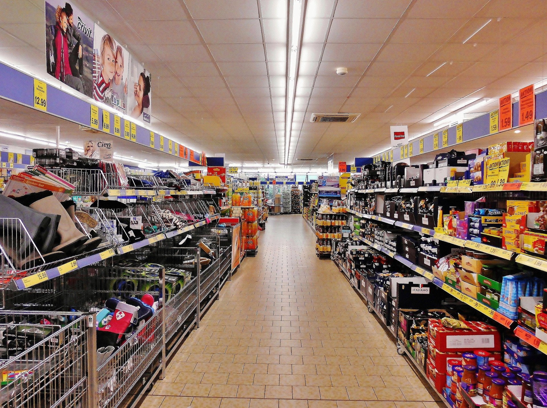 Imagen de archivo del pasillo de un supermercado Imagen de archivo del pasillo de un supermercado