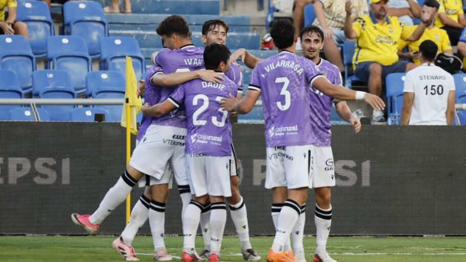 Jugadores del Burgos celebran un gol a Las Palmas 