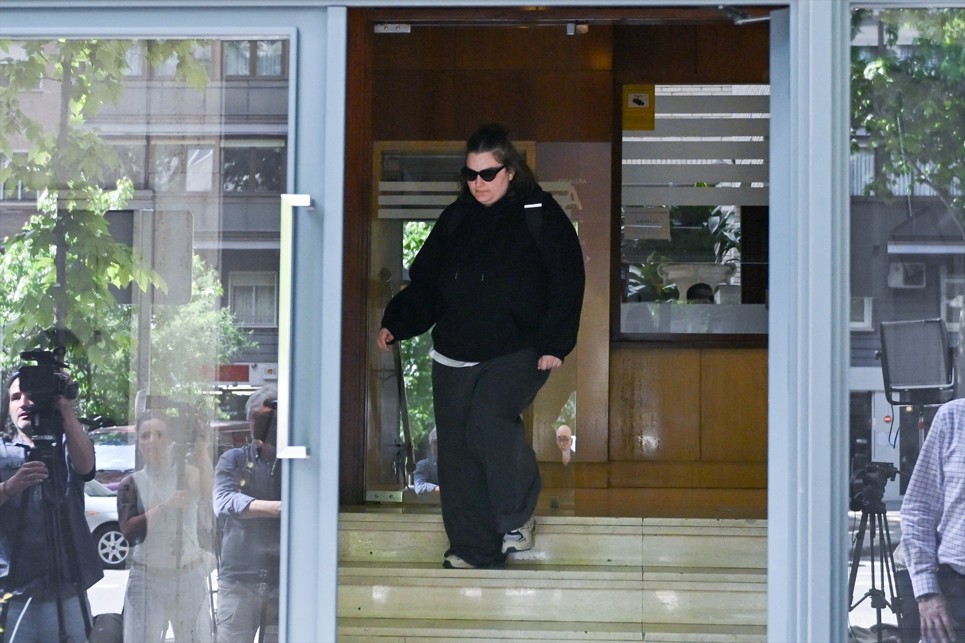 Una de las hijas del expresidente del Gobierno José Luis Rodríguez Zapatero a su salida de las oficinas de la empresa What The Fav. Una de las hijas del expresidente del Gobierno José Luis Rodríguez Zapatero a su salida de las oficinas de la empresa What The Fav.