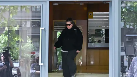 Una de las hijas del expresidente del Gobierno José Luis Rodríguez Zapatero a su salida de las oficinas de la empresa What The Fav. Una de las hijas del expresidente del Gobierno José Luis Rodríguez Zapatero a su salida de las oficinas de la empresa What The Fav.