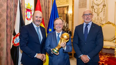 El presidente de la RFEF, Rafael Louzán, el presidente de la Ciudad Autónoma de Ceuta, Juan Jesús Vivas, y el seleccionador nacional, Luis de la Fuente. El presidente de la RFEF, Rafael Louzán, el presidente de la Ciudad Autónoma de Ceuta, Juan Jesús Vivas, y el seleccionador nacional, Luis de la Fuente.