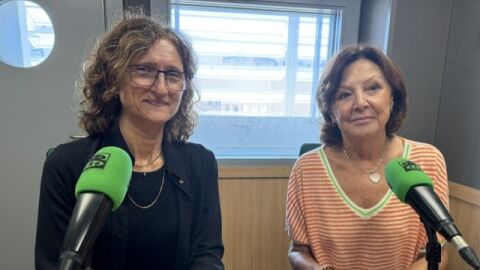 La doctora Ana Mar&iacute;a Espino (izquierda) junto a Antonia Alarc&oacute;n de AFAPAM (derecha), en Onda Cero Mallorca, en el D&iacute;a Mundial del Alzheimer