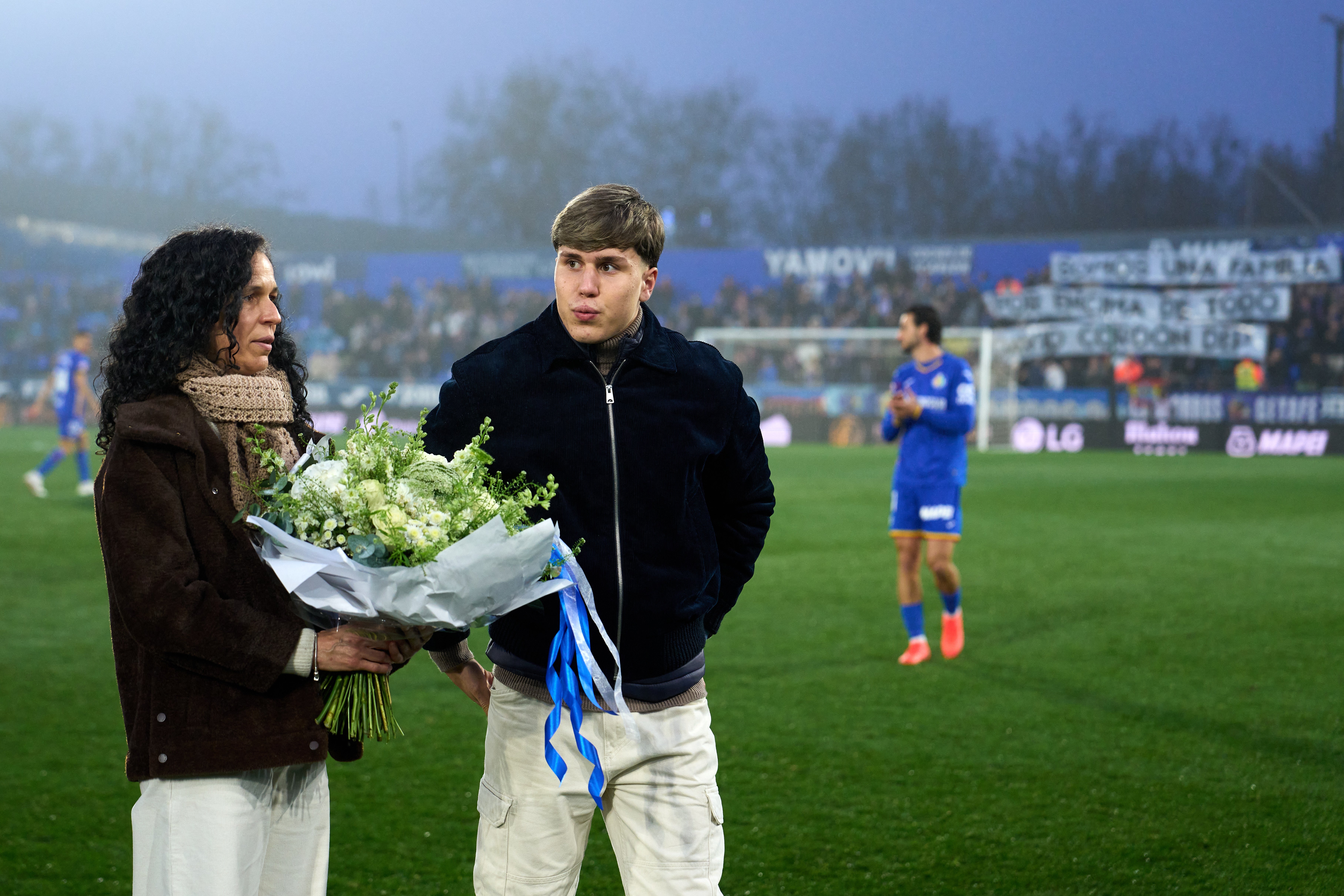 Davinchi y su madre, en un tributo en honor a su padre fallecido en el accidente de Adamuz Davinchi y su madre, en un tributo en honor a su padre fallecido en el accidente de Adamuz