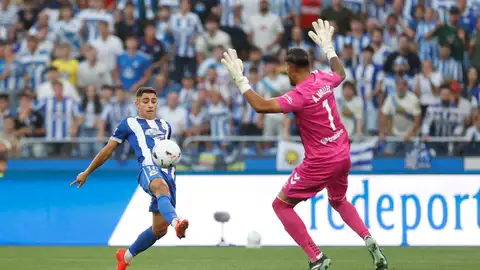 El delantero del Depor Yeremay Hernández (i) trata de superar al portero Álvaro Vallés, del Betis, durante el partido de la séptima jornada de LaLiga EA Sports que Deportivo de A Coruña y Real Betis disputan este domingo en el estadio de Riazor. El delantero del Depor Yeremay Hernández (i) trata de superar al portero Álvaro Vallés, del Betis, durante el partido de la séptima jornada de LaLiga EA Sports que Deportivo de A Coruña y Real Betis disputan este domingo en el estadio de Riazor.