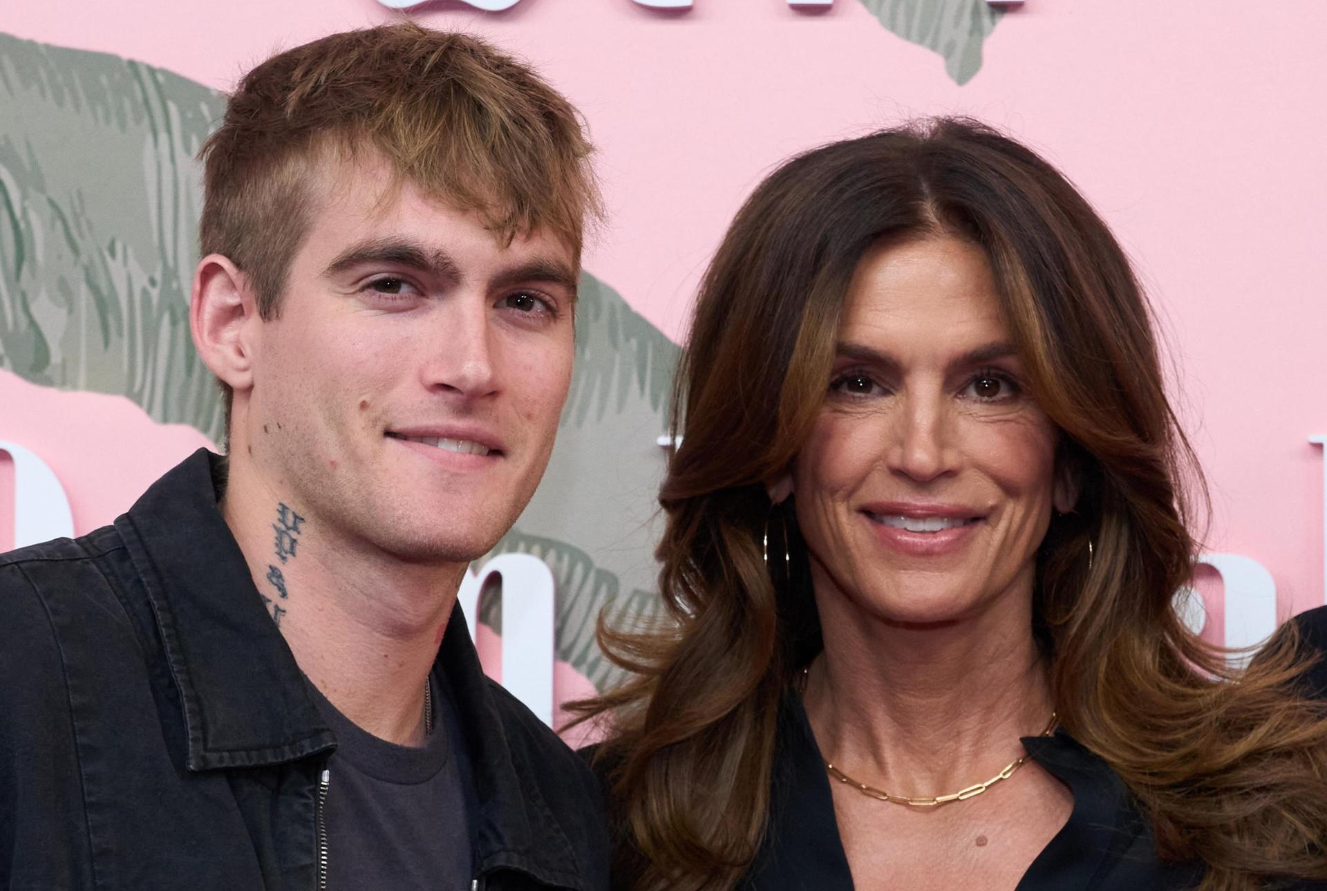 Fotografía de archivo en la que se captó a Cindy Crawford (d) junto a su hijo Presley Gerber, en Beverly Hills. Fotografía de archivo en la que se captó a Cindy Crawford (d) junto a su hijo Presley Gerber, en Beverly Hills.
