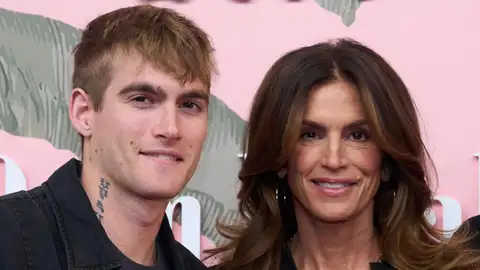 Fotografía de archivo en la que se captó a Cindy Crawford (d) junto a su hijo Presley Gerber, en Beverly Hills. Fotografía de archivo en la que se captó a Cindy Crawford (d) junto a su hijo Presley Gerber, en Beverly Hills.