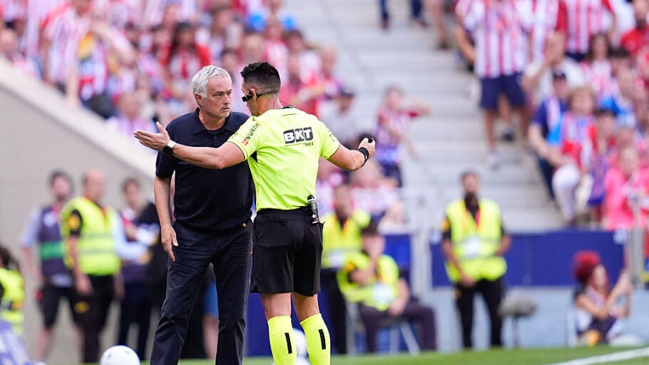 Jos&eacute; Mourinho habla con Ortiz Arias durante el Atl&eacute;tico - Real Madrid