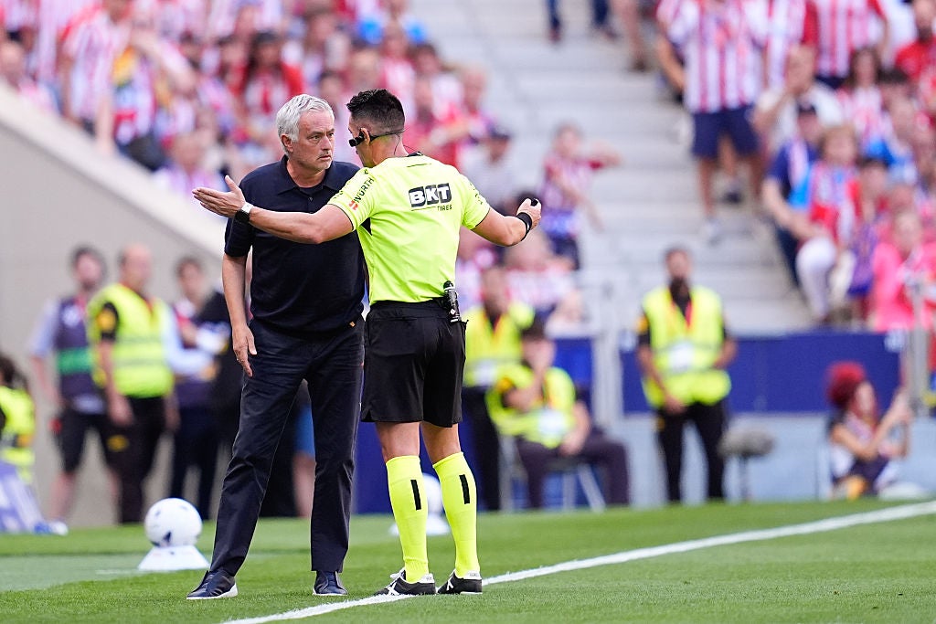 José Mourinho habla con Ortiz Arias durante el Atlético - Real Madrid José Mourinho habla con Ortiz Arias durante el Atlético - Real Madrid