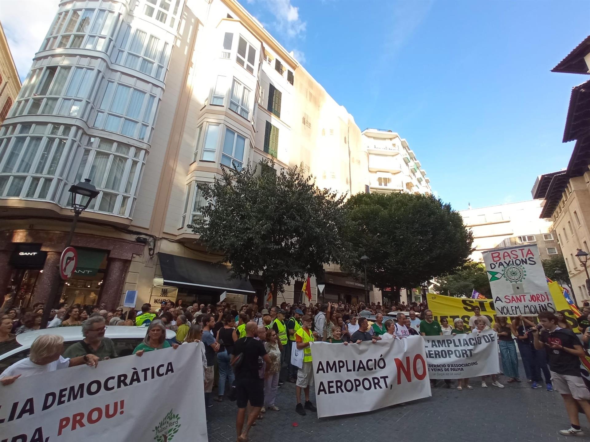 Miles de personas marchan en Palma e Eivissa contra las ampliaciones de los aeropuertos Miles de personas marchan en Palma e Eivissa contra las ampliaciones de los aeropuertos