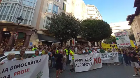 Cientos de personas marchan en Palma contra la ampliación del aeropuerto y las políticas de promoción del Govern. Cientos de personas marchan en Palma contra la ampliación del aeropuerto y las políticas de promoción del Govern.
