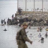 Decenas de personas intentan cruzar la frontera en Ceuta el pasado mes de julio.