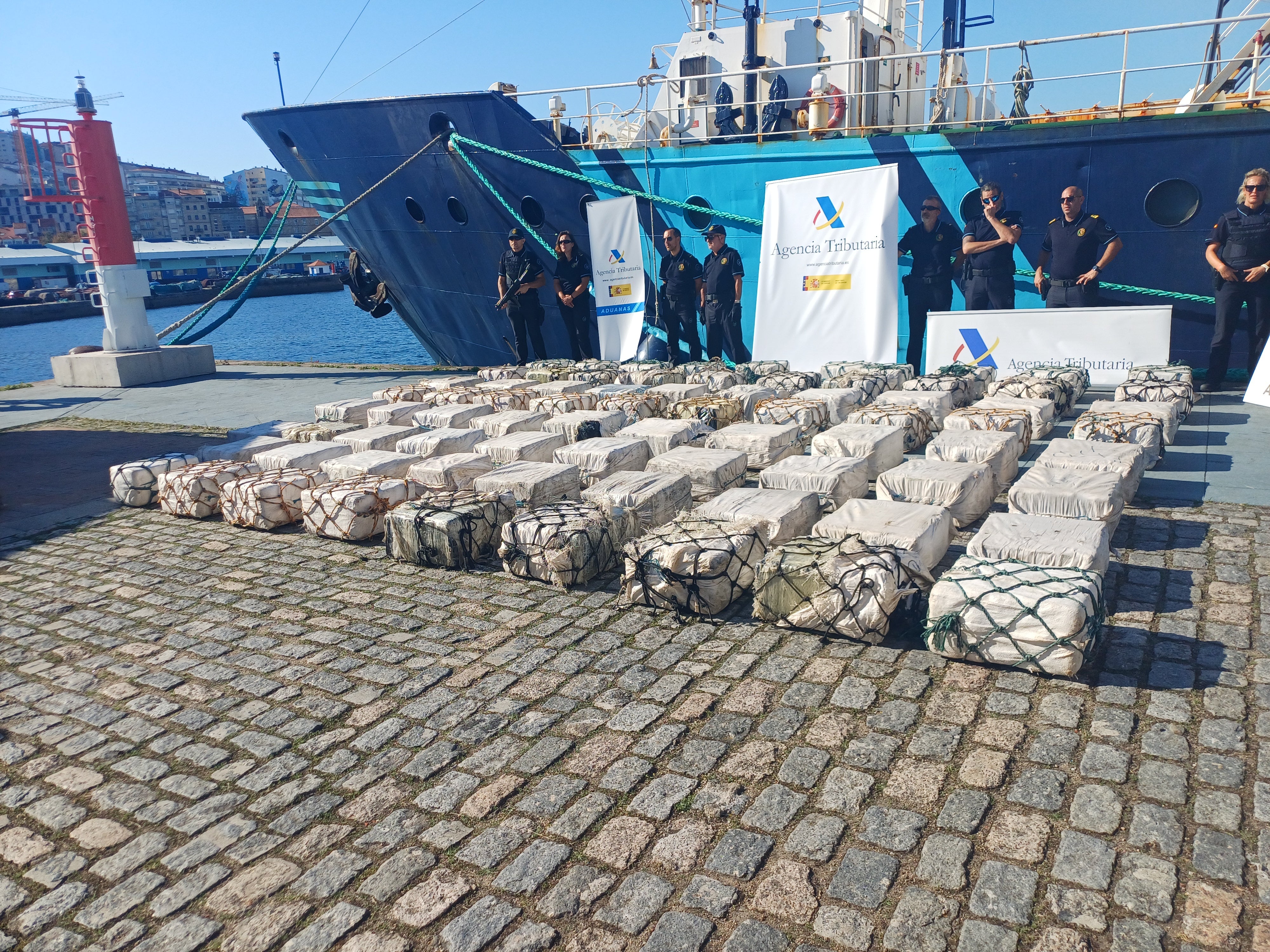 Localizan a 400 millas de la costa de Galicia a un velero con más de 2.000 kilos de cocaína a bordo Localizan a 400 millas de la costa de Galicia a un velero con más de 2.000 kilos de cocaína a bordo