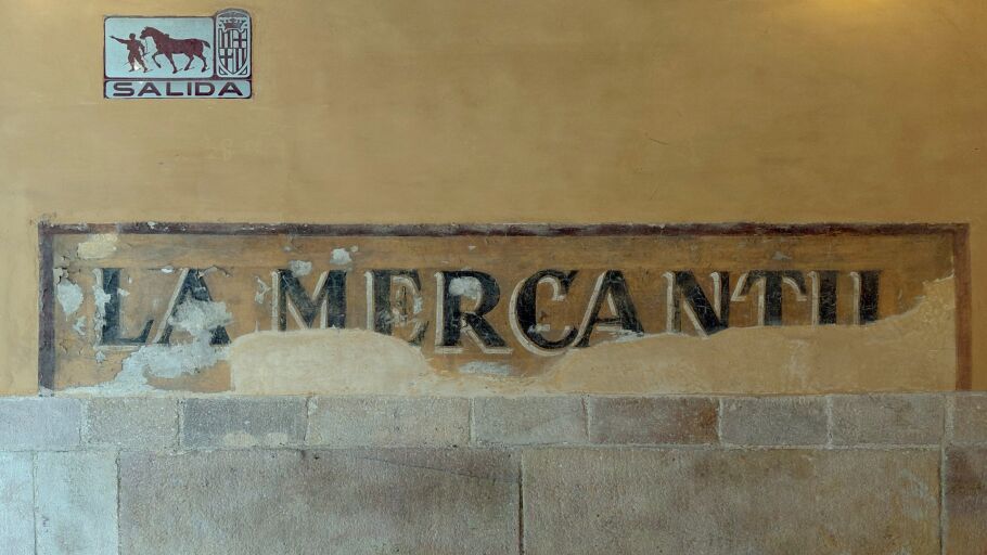 El cartell incomplet de la joguineria 'La Mercantil' al carrer G&iacute;riti