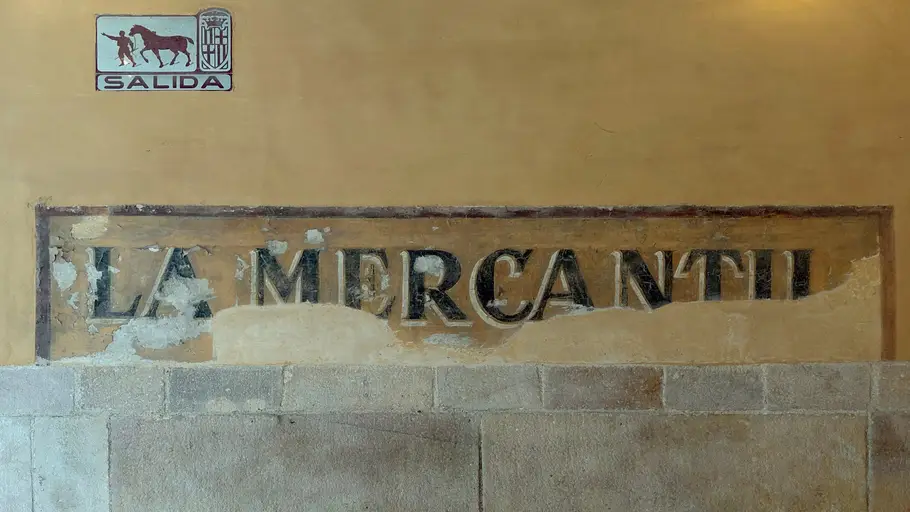 El cartell incomplet de la joguineria 'La Mercantil' al carrer Gíriti El cartell incomplet de la joguineria 'La Mercantil' al carrer Gíriti