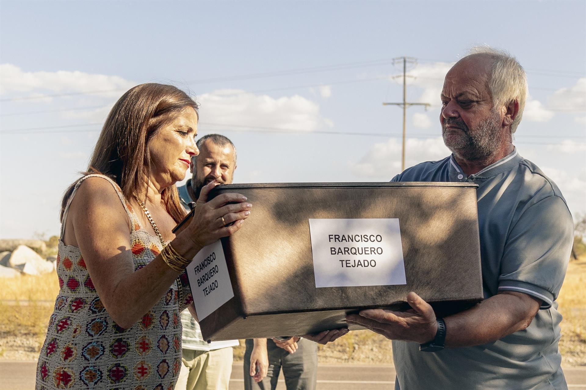 Miembros del gobierno vasco viajan hasta Quintana de la Serena para entregar los restos de Francisco Barquero Tejado Miembros del gobierno vasco viajan hasta Quintana de la Serena para entregar los restos de Francisco Barquero Tejado