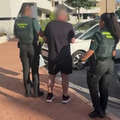 El detenido custodiado por la Guardia Civil El detenido custodiado por la Guardia Civil