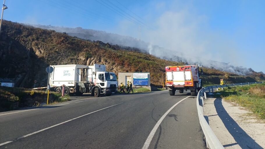 Operativo de extinción del incendio en Bens, junto a Nostián y la Refinería