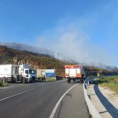Operativo de extinción del incendio en Bens, junto a Nostián y la Refinería