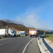 Operativo de extinción del incendio en Bens, junto a Nostián y la Refinería Operativo de extinción del incendio en Bens, junto a Nostián y la Refinería