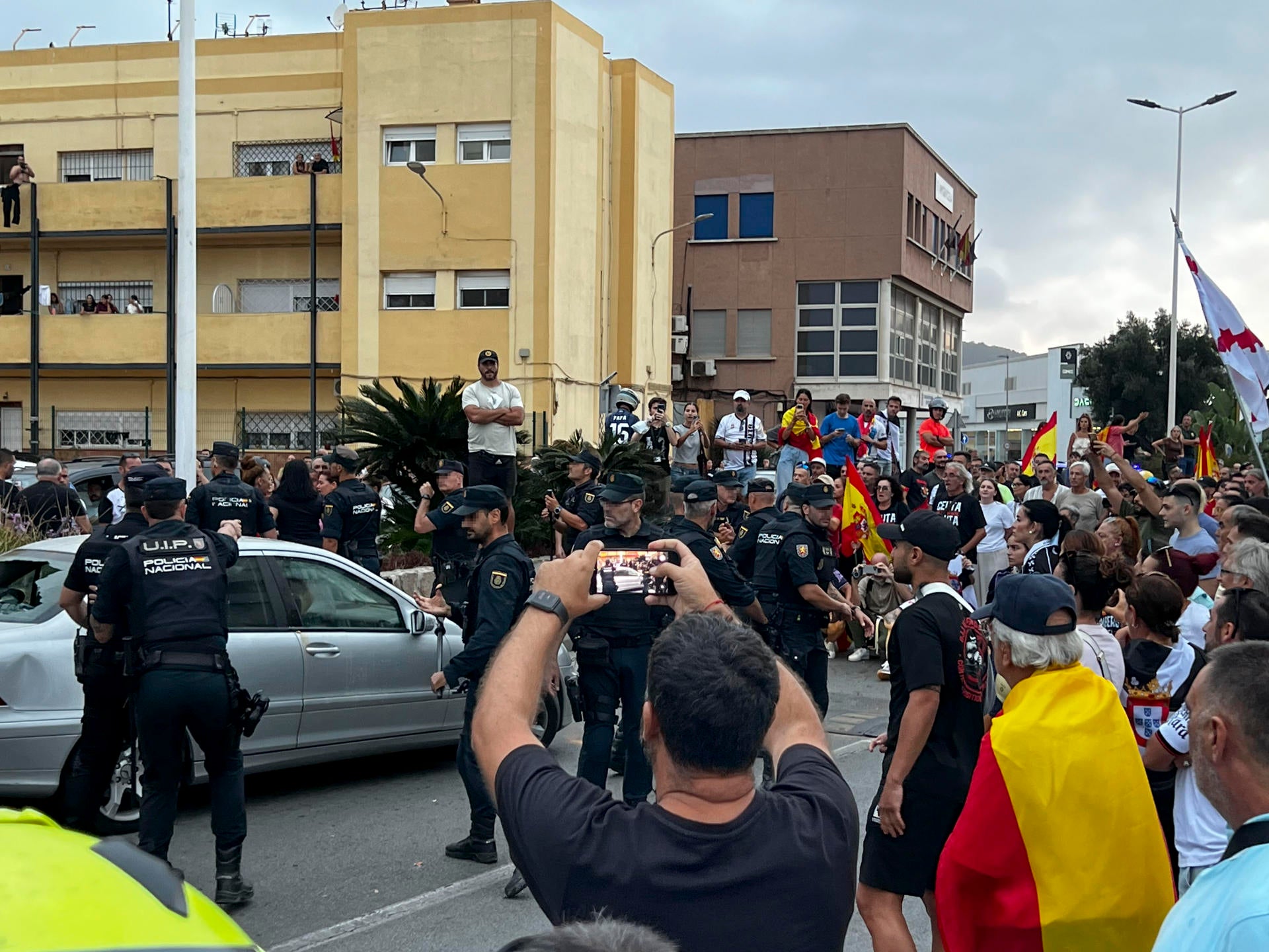 Imagen de los momentos previos al lanzamiento de piedras y huevos contra el coche de la diputada de Ceuta Ya! Imagen de los momentos previos al lanzamiento de piedras y huevos contra el coche de la diputada de Ceuta Ya!