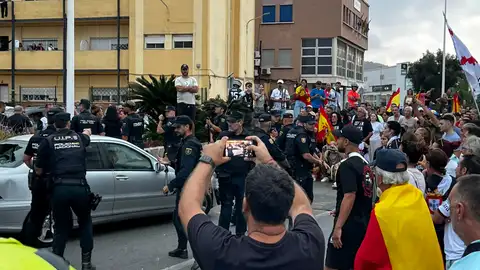 Imagen de los momentos previos al lanzamiento de piedras y huevos contra el coche de la diputada de Ceuta Ya! Imagen de los momentos previos al lanzamiento de piedras y huevos contra el coche de la diputada de Ceuta Ya!