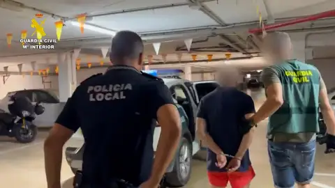 Agentes de la Guardia Civil y la Policía Local de Santa Pola. Agentes de la Guardia Civil y la Policía Local de Santa Pola.