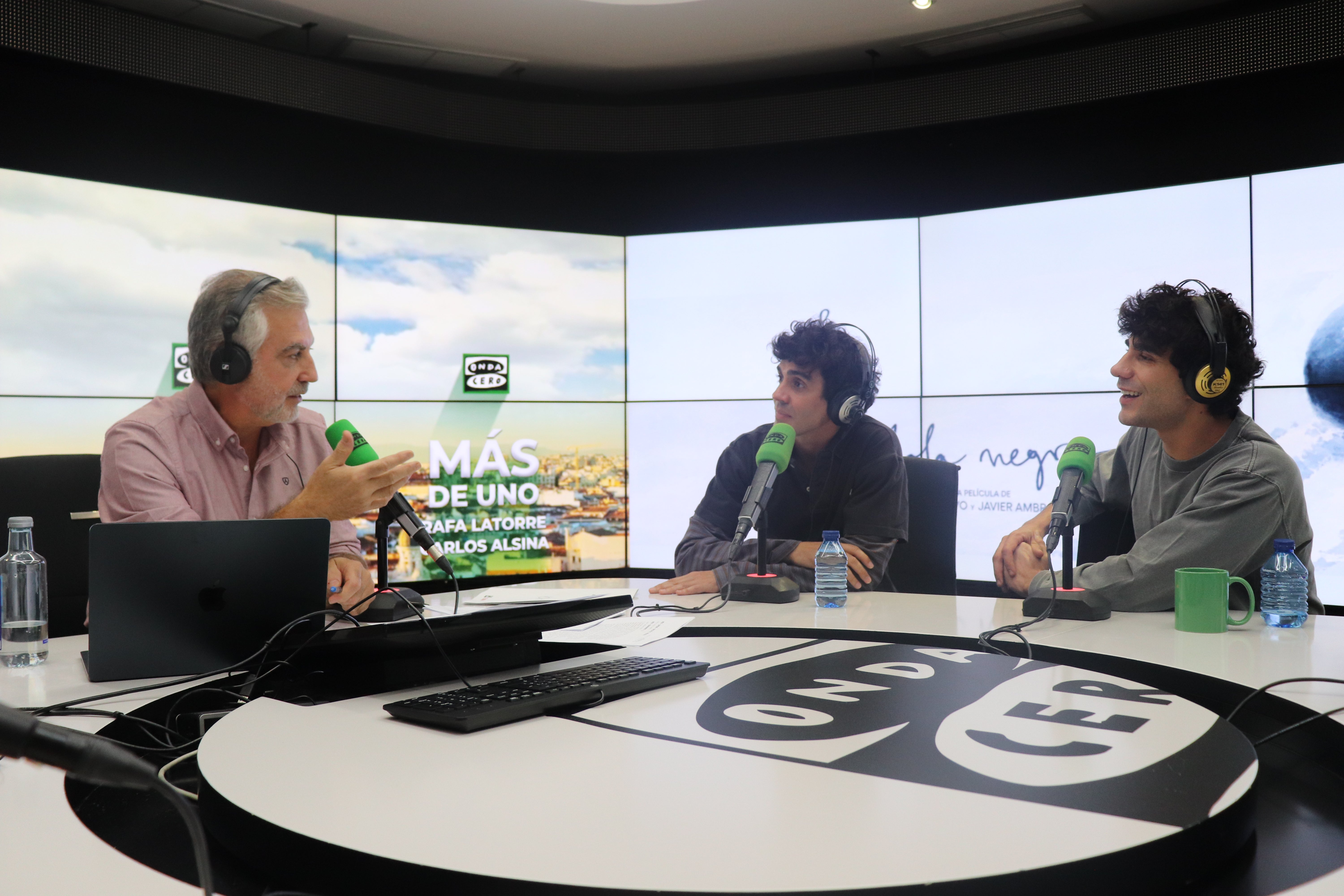 Carlos Alsina entrevista a Javier Ambrossi y Javier Calvo por su película 'La bola negra' Carlos Alsina entrevista a Javier Ambrossi y Javier Calvo por su película 'La bola negra'