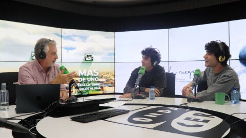 Carlos Alsina entrevista a Javier Ambrossi y Javier Calvo por su película 'La bola negra' Carlos Alsina entrevista a Javier Ambrossi y Javier Calvo por su película 'La bola negra'