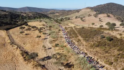 Alrededor de 1.500 personas se movilizaban en la III Marcha Columna de los ocho mil en Fuente del Arco Alrededor de 1.500 personas se movilizaban en la III Marcha Columna de los ocho mil en Fuente del Arco
