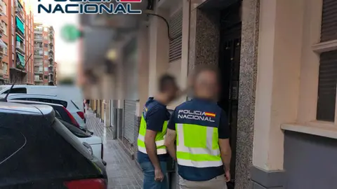 La Policía Nacional entra en uno de los pisos La Policía Nacional entra en uno de los pisos