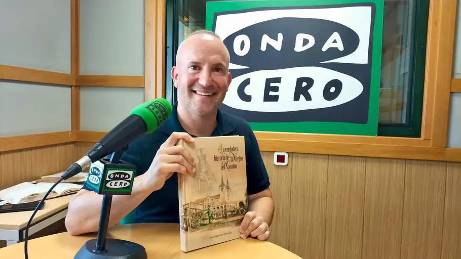 Jorge Martínez Montero con su libro 'La Verdadera historia de la Virgen del Camino' Jorge Martínez Montero con su libro 'La Verdadera historia de la Virgen del Camino'