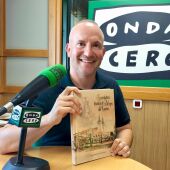Jorge Martínez Montero con su libro 'La Verdadera historia de la Virgen del Camino'