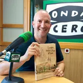 Jorge Martínez Montero con su libro 'La Verdadera historia de la Virgen del Camino' Jorge Martínez Montero con su libro 'La Verdadera historia de la Virgen del Camino'